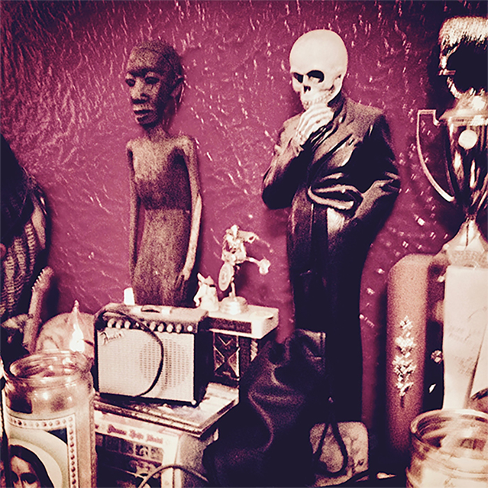 Osaturerad bild som visar 2 voodoodockor, en av trä och en i skellett.
