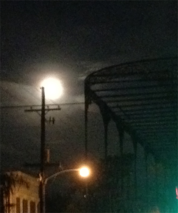 Stark måne som lyser över new orleans gator